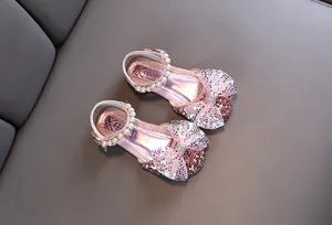 Zapatos de princesa rosa brillantes para niñas con correa de perlas y grandes lazos de lentejuelas.