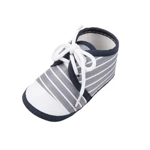 Blauw en wit gestreepte babyschoentjes voor pasgeborenen met zachte zool en veters