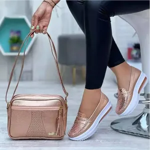 Elegante conjunto de mocasines metálicos en oro rosa y bolso bandolera para mujer