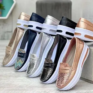 Mocasines con plataforma para mujer en colores metálicos con detalle de piel de serpiente.