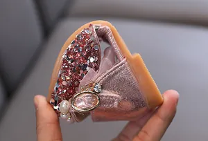 Detalle que muestra la flexibilidad extrema y la suela suave del zapato rosa de lentejuelas.