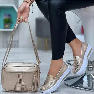 Elegante set de mocasines con plataforma dorados para mujer y bolso bandolera a juego.
