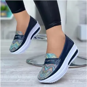 Detalle de mocasines con cuña para mujer con puntera estampada y parte superior azul
