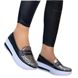 Casual damesloafers met plateauzool, metallic schubbenpatroon en zachte zolen