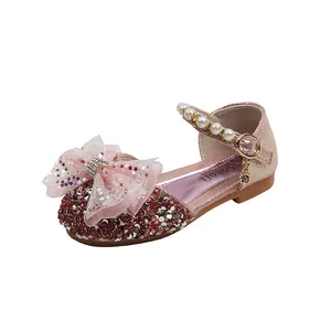 Elegantes zapatos de princesa rosas con purpurina para niña con lazo y tira de perlas