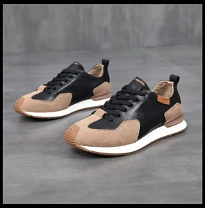 Vista detallada de zapatillas de cuero negro para hombre con ante y suela de goma