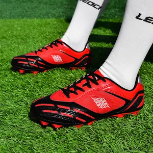 Scarpe da calcio professionali rosso e nero con tacchetti antiscivolo per giovani