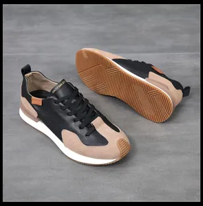 Primer plano de los materiales de cuero negro y ante beige en zapatillas casuales para hombre.