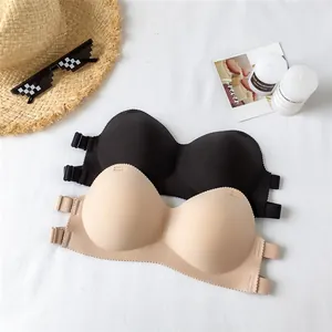 Detail von trägerlosen, nahtlosen Bandeau-BHs mit mehrreihigem Rückenverschluss in Schwarz
