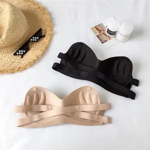 Detailansicht der handförmigen Push-up-Polsterung in diesen trägerlosen Bandeau-BHs.