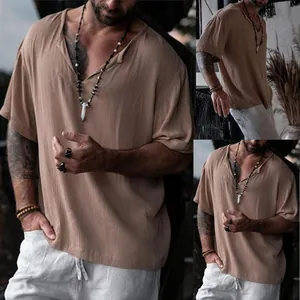 Vista dettagliata della t-shirt in cotone larga da uomo con scollo a V e trama di tessuto retrò