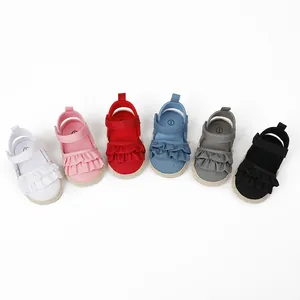 Vista detallada de zapatos para bebé con volantes en seis diversos colores vivos