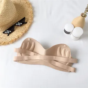 Detailansicht eines trägerlosen hautfarbenen Push-up-BHs mit handförmiger Innenpolsterung