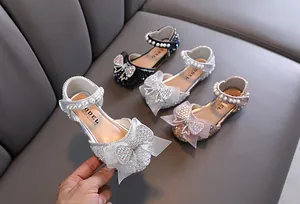 Gedetailleerde weergave van prinsessenschoenen voor meisjes met stras en strikken