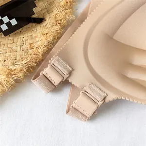 Detailansicht der verstellbaren Riemenschnallen an einem nahtlosen beigen Bandeau-BH.