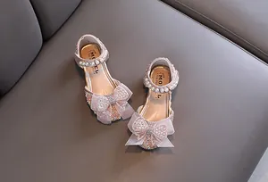 Elegante roze prinsessensandalen voor meisjes met een fonkelende strik en parel enkelbandje