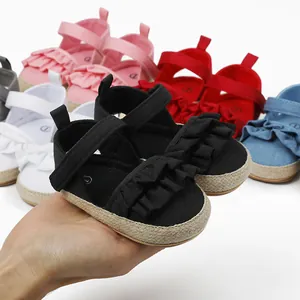 Primer plano de zapato de lona negro con volantes para bebé, variedad de colores