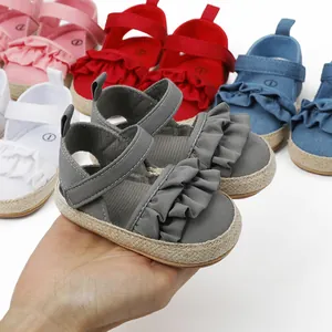 Primer plano de zapatos de bebé con suela blanda, volantes y cierre de velcro cómodo