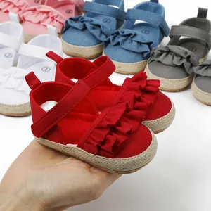 Detalle de zapatos de gateo rojos con volantes y cierre de velcro para 0-1 años