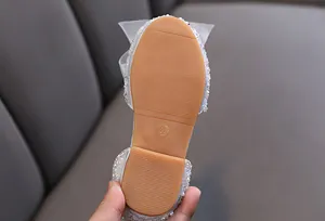 Detailweergave van de antislip rubberen zool voor witte parelprinsessenschoenen voor meisjes