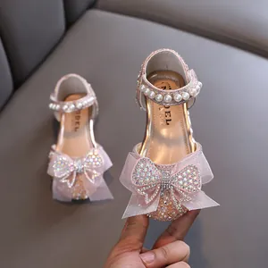 Elegante roze prinsessensandalen voor meisjes met parelband en een grote strik met strassteentjes