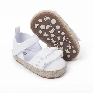 Sandalias blancas para bebés con detalles de volantes y suela antideslizante con huellas