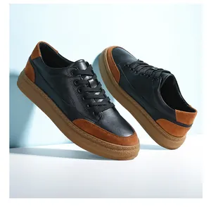 Vue de côté des baskets rétro en cuir noir pour homme avec accents en daim marron