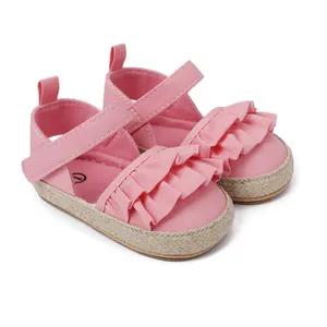 Zapatos rosas para bebé con lindos volantes y una suela trenzada estilo alpargata