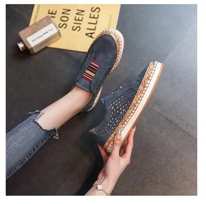 Detalle de mocasines azules calados con bandas elásticas de colores y suela plataforma.