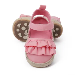 Detalle de cerca del zapato rosa para bebé con volantes y suela exterior antideslizante