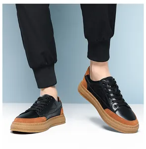 Gros plan de baskets décontractées pour hommes en cuir noir et daim marron rétro