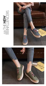 Detalle de mocasines casuales para mujer con cintas de arcoíris y diseño calado moderno