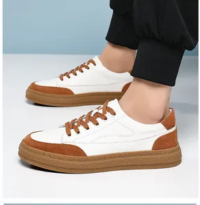 Vue latérale de baskets basses rétro pour hommes en cuir blanc et marron