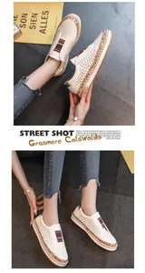 Primer plano de zapatos planos perforados crema para mujer con correas elásticas de colores