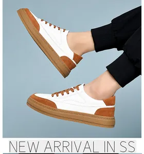 Détail de baskets décontractées rétro pour hommes en cuir blanc et marron
