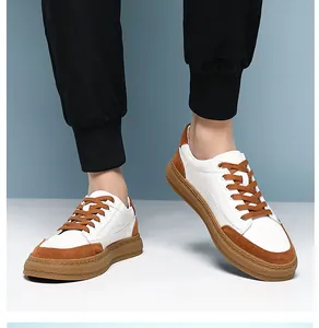 Vue détaillée des baskets rétro blanches et marron pour hommes avec semelle en gomme