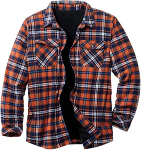 Vue de face d'une chemise à carreaux doublée de polaire noire chaude avec poches poitrine.
