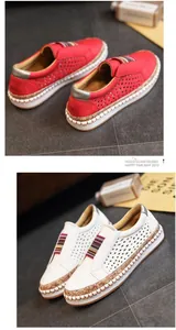 Vista detallada de mocasines perforados rojos y blancos con bandas elásticas de arcoíris.