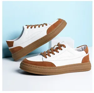 Vue détaillée de baskets en cuir blanc et marron pour hommes avec semelles rétro.