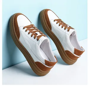 Détail montrant le contraste du cuir et du daim sur des baskets rétro bicolores