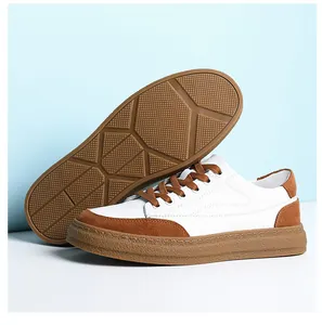 Détail de la tige en cuir blanc et marron et de la semelle en caoutchouc du basket pour homme