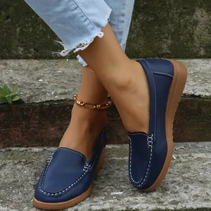 Vue détaillée de mocassins bleus pour femmes avec coutures contrastées blanches