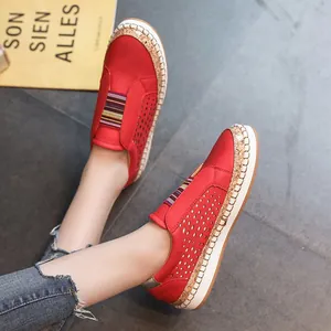 Elegantes mocasines casuales rojos para mujer con detalles de rayas de colores