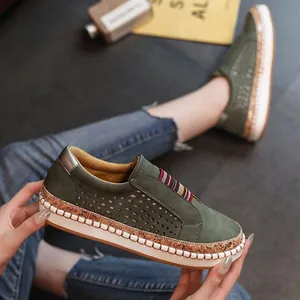 Mocasines informales verde oliva para mujer con banda elástica de colores y suela de plataforma.