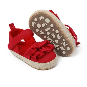 Vista detallada de zapatos rojos de bebé para caminar con volantes y suela antideslizante