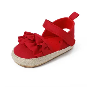 Vista detallada de zapato rojo para bebé con volantes y suela tejida suave