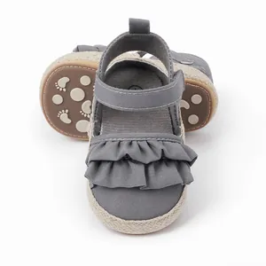 Zapatos de bebé para primeros pasos grises con volantes y suela de goma antideslizante