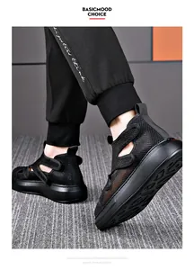 Primer plano de sandalias negras de malla transpirable para hombre con suelas gruesas de EVA.