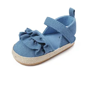 Primer plano de zapato para bebé de mezclilla azul con detalle de volantes