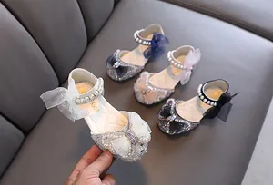Detailansicht der Prinzessinnenschuhe für Mädchen mit Netzschleifen, Strass und Perlen
